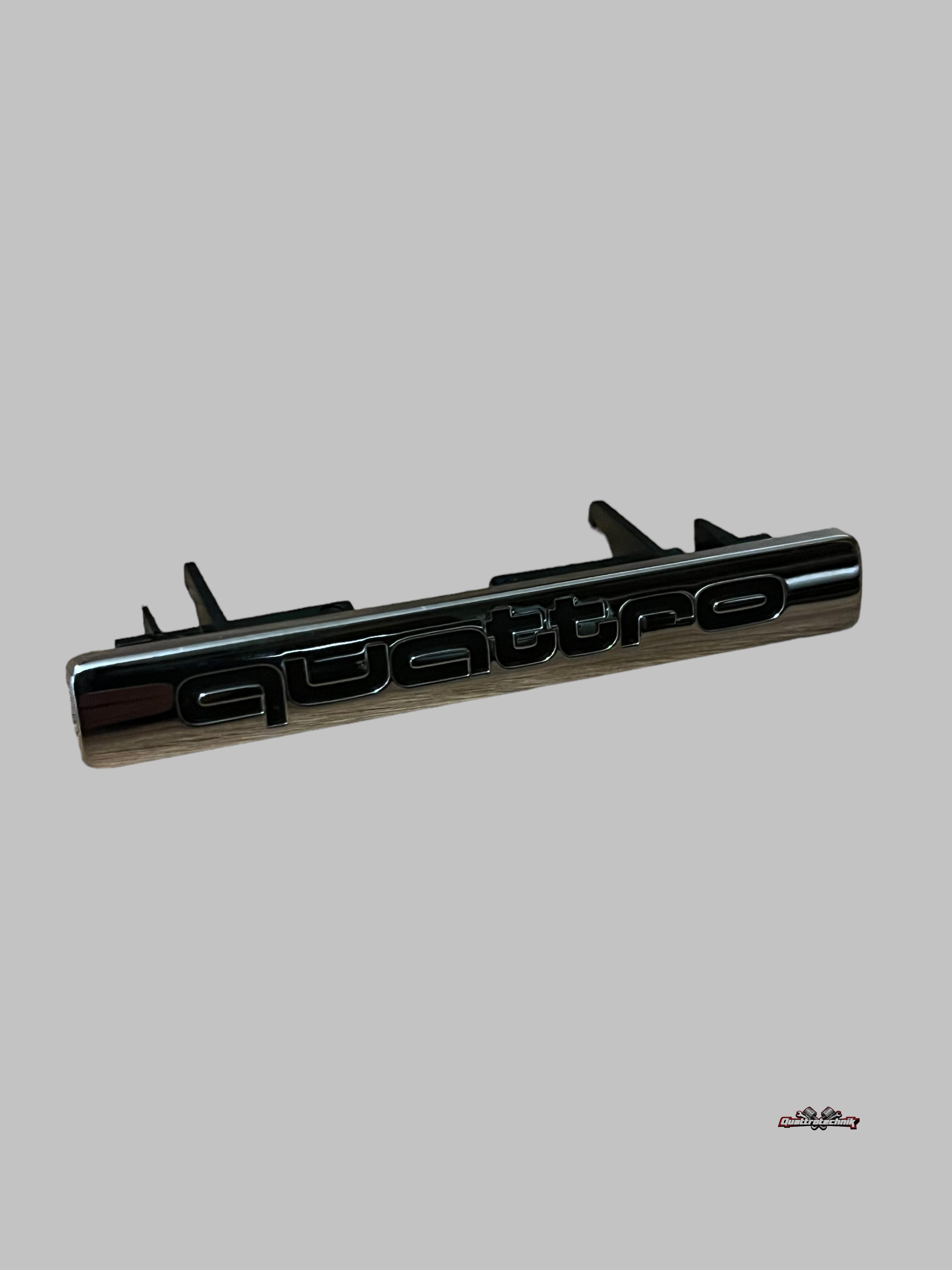 *NEU* Original Audi Quattro Emblem Logo Kühlergrill 4D0853736D inkl Klammern
