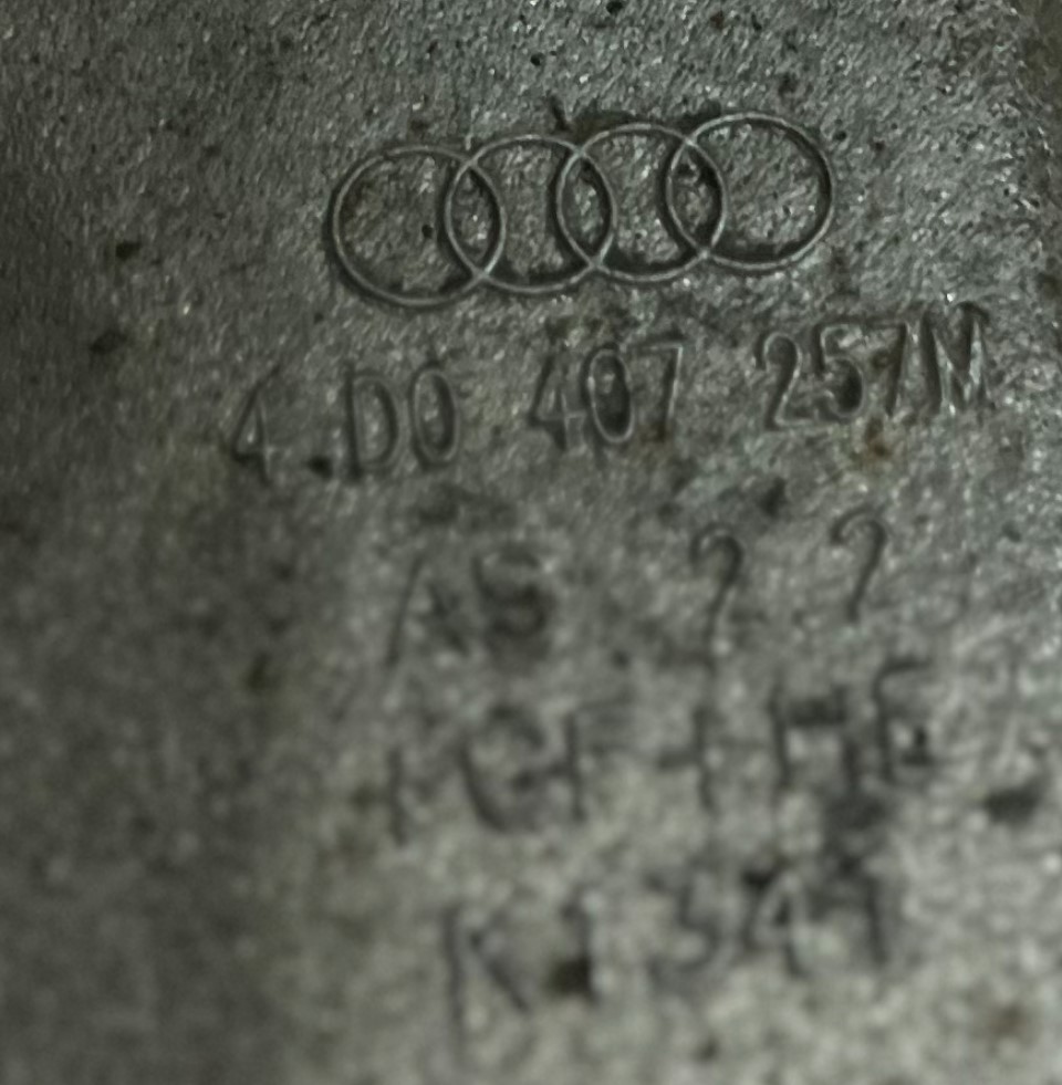 Achsschenkel Radlagergehäuse vorn links  Audi A8 S8 D2 ALU 4D0407257M