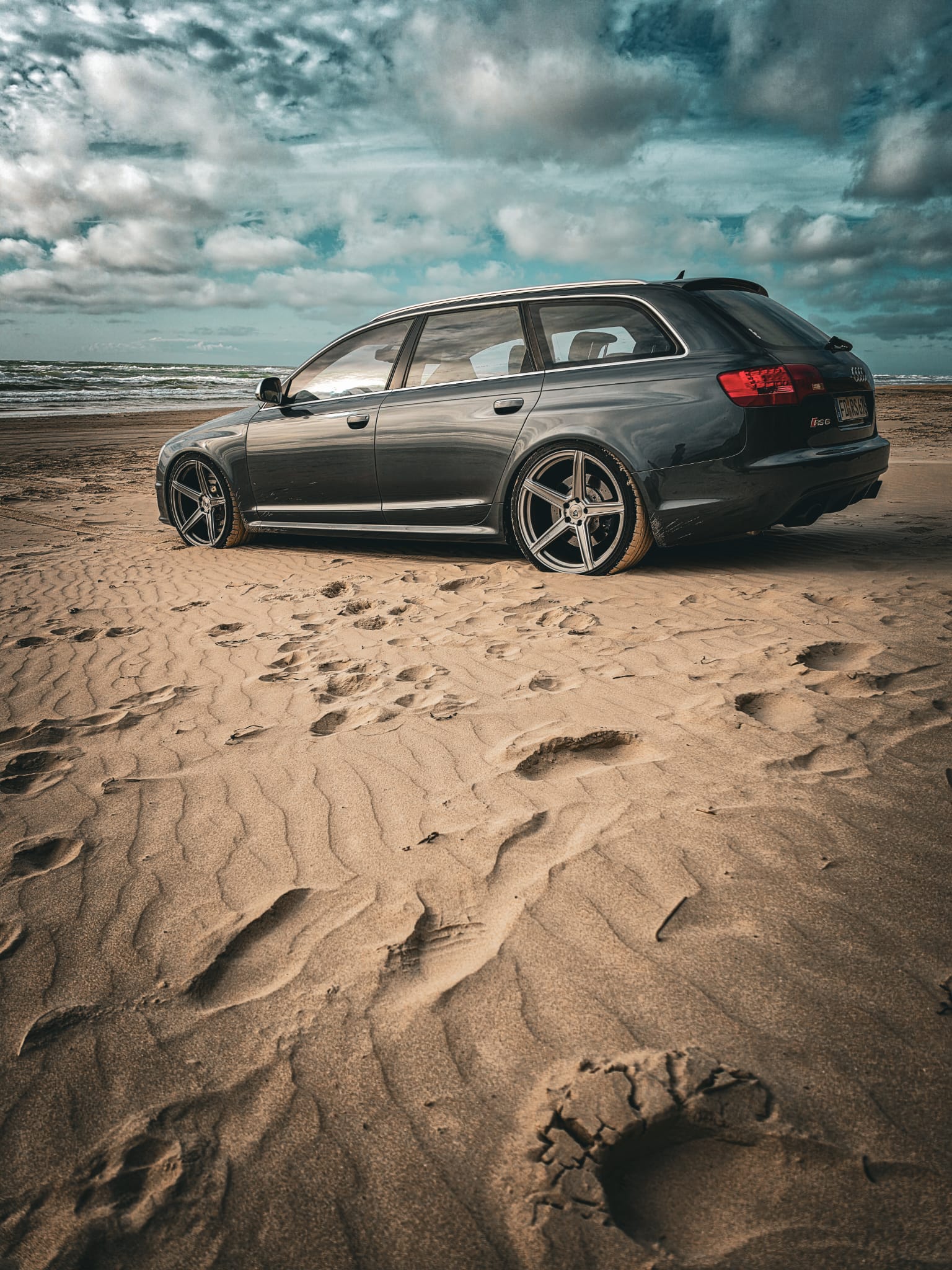 Audi RS6 Avant am Strand, Seitenansicht